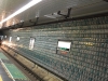 Une station de métro sur le chemin
