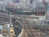 Toujours les mêmes lignes des Shinkansen avec en arrière fond un stade en construction.
