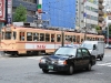 Un tramway brun/beige.
