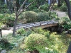 Un petit pont de bois … avec des taches de rouilles ? :laughing:

