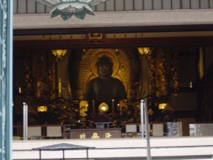 Un temple avec une divinité en plein millieu de la rue commerçante.