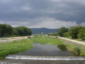 Vue d'ensemble de la rivière sous un ciel nuageux et bien menaçant.