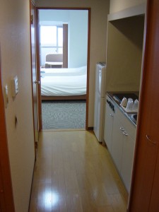 Le corridor d'entrée avec la cuisine.