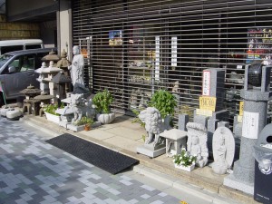 Un magasin de pierre sculptée pour jardin ou autre.
