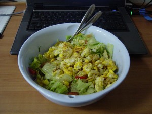 Salade saupoudré d'oeufs brouillés (sans flash).