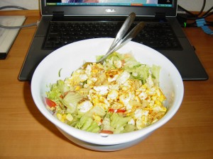 Salade saupoudré d'œufs brouillés (avec flash).