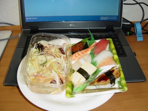 Salade et sushis avec flash.
