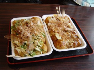 Deux plats de takoyaki. L'intérieur est identique mais pas l'extérieur.