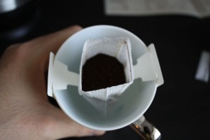 C'est un filtre à café avec le café moulu dedans. C'est pas mal pratique.